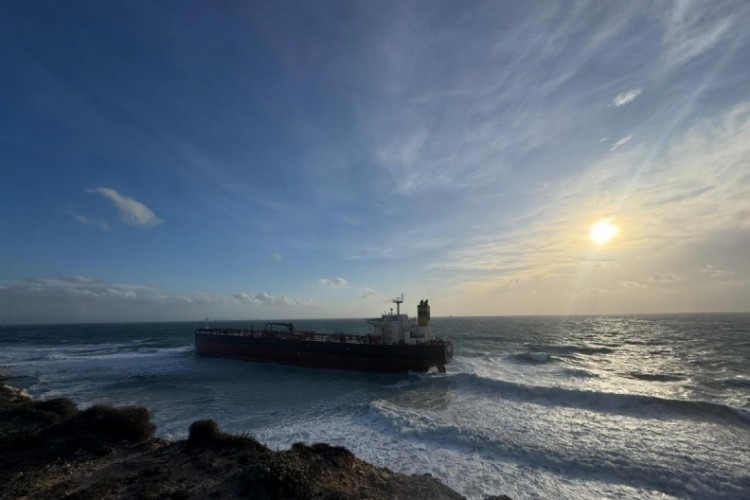 Bozcaada'da karaya oturan tanker 12 g&uuml;n sonra kurtarıldı