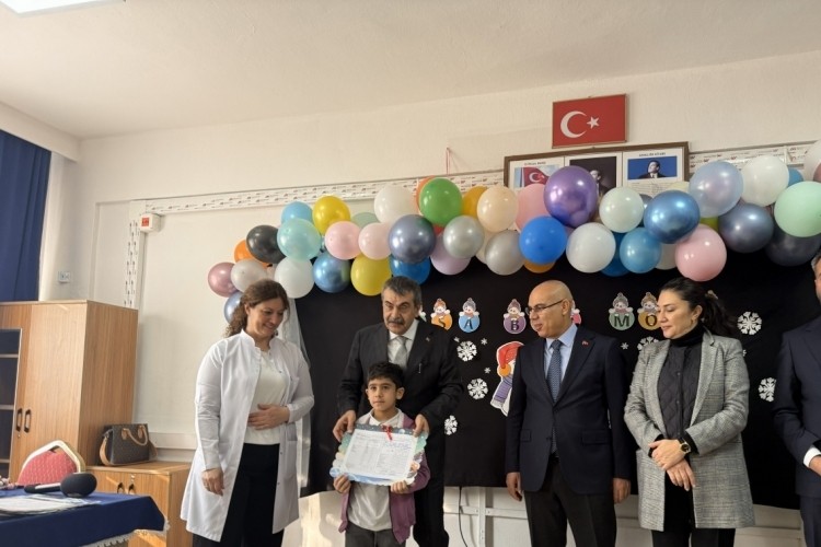 Bakan Tekin, Ağrı'da &ouml;ğrencilerin karne heyecanına ortak oldu
