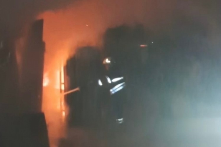 Hatay'da konteyner alevlere teslim oldu