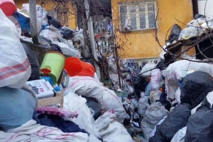 Mersin'de bir evden 168 ton &ccedil;&ouml;p &ccedil;ıktı!