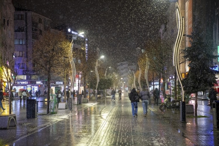 Bolu Dağı'nda yoğun kar yağışı etkili oluyor