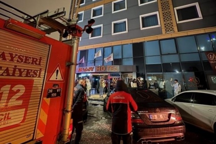 8 katlı otelde yangın paniği
