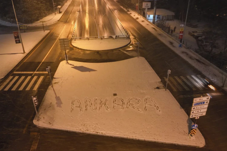 Ankara'da yoğun kar yağışı! Gece bastırdı, şehir beyaza b&uuml;r&uuml;nd&uuml;