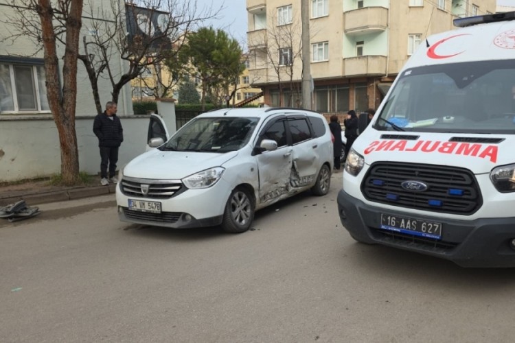İneg&ouml;l'de iki otomobil &ccedil;arpıştı