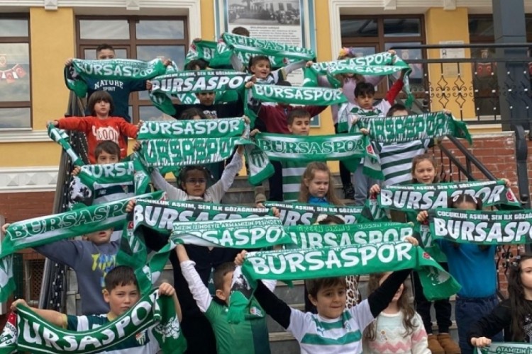 Bursa'da karne alan öğrencilerden tribünleri aratmayan coşku