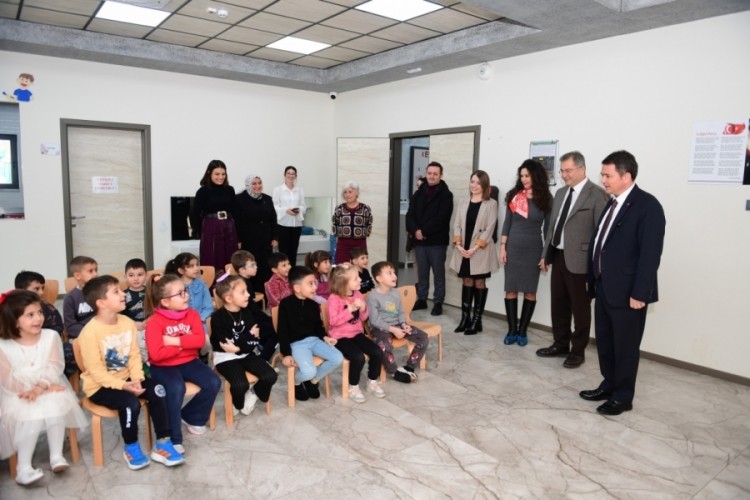 &Ccedil;ocukların karnelerini Başkan Erkan Aydın verdi