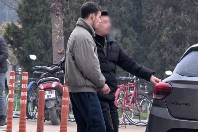 Bursa'da polis gen&ccedil;ten ş&uuml;phelendi, su&ccedil;&uuml;st&uuml; yakaladı!