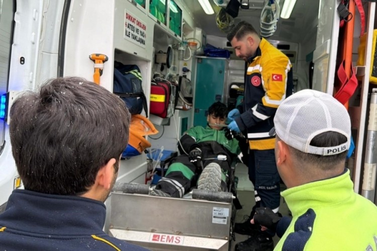 Motosikletle otomobil &ccedil;arpıştı: 1 yaralı