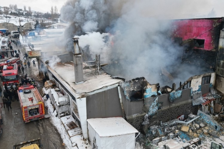 Mobilya at&ouml;lyesinde yangın! Alevler işyerini sardı...