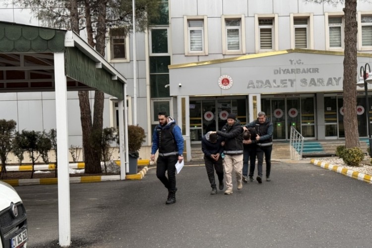 Midelerinde taşıdıkları 807 gram uyuşturucu ile yakalanan 2 kişi tutuklandı