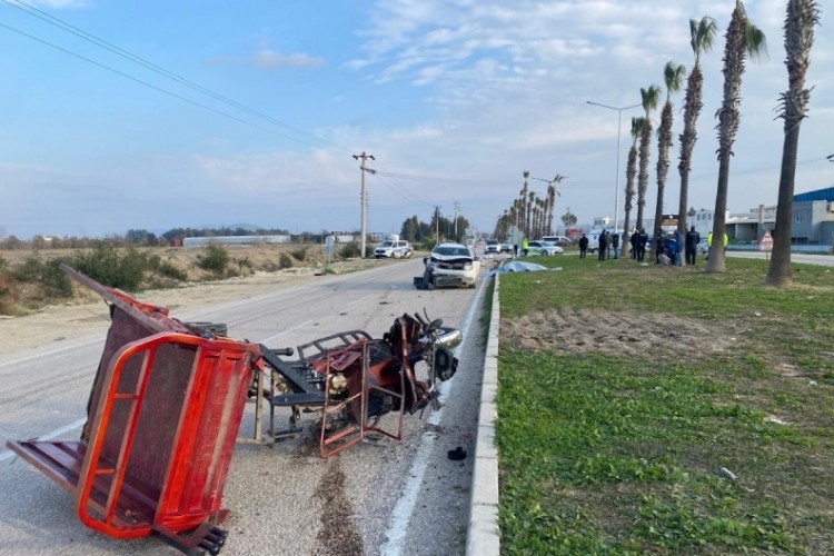 Otomobil ile &uuml;&ccedil; tekerlekli motosiklet &ccedil;arpıştı: 1 &ouml;l&uuml;