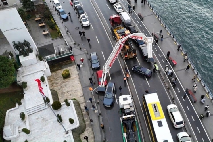 &Uuml;sk&uuml;dar'da tırın &uuml;zerindeki ekskavat&ouml;r tabelaya &ccedil;arptı: 7 ara&ccedil; zarar g&ouml;rd&uuml;