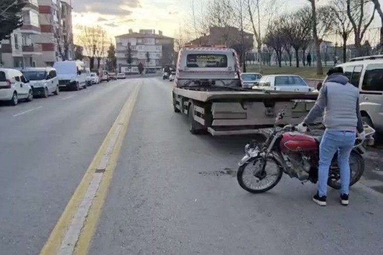 Motosiklet yaşlı kadına &ccedil;arptı: 2 yaralı