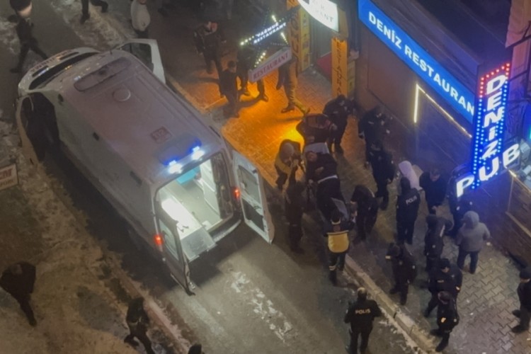 Eğlence mekanında bı&ccedil;aklı ve sopalı kavga: 4 yaralı