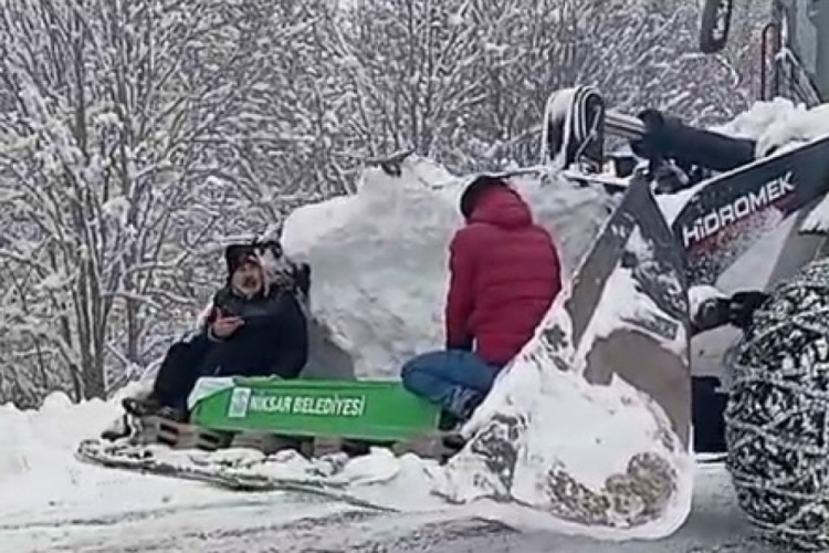 Tokat'ta kar nedeniyle kapanan yolda kep&ccedil;eyle cenaze taşındı