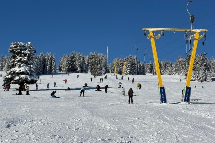 Uludağ'da yarıyıl tatili yoğunluğu: Telesiyejlerde metrelerce kuyruk