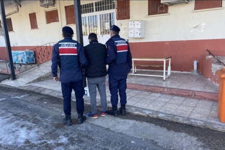 Hırsızlık su&ccedil;undan kesinleşmiş 13 yıl cezasıyla aranan şahıs yakalandı