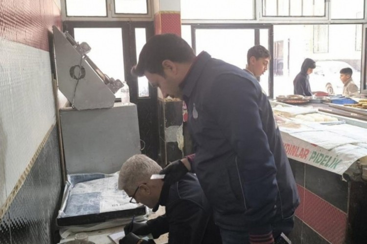 Tezgahında kedi ile farenin gezdiği ekmek fırını ekipleri harekete ge&ccedil;irdi