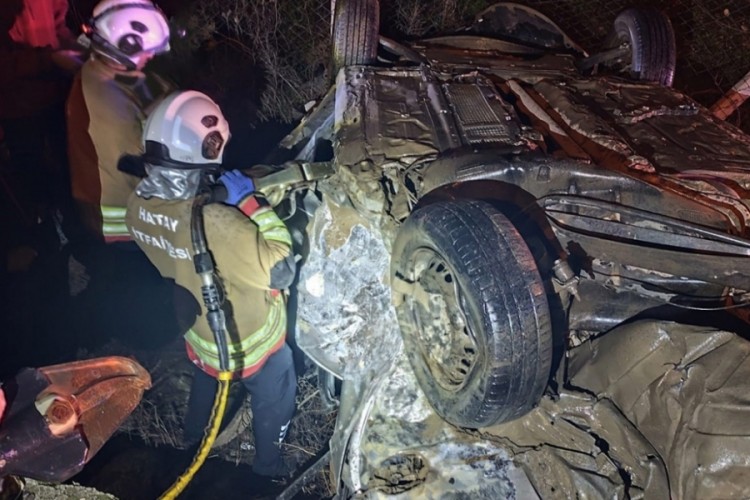 Hatay'da otomobiller &ccedil;arpıştı: 2 &ouml;l&uuml;, 3 yaralı