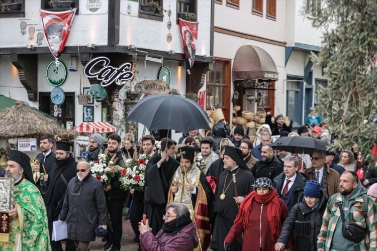 Mudanya'da denizden haç çıkarma töreni yapıldı