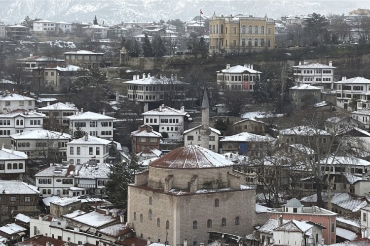 Safranbolu'nun tarihi konakları karla kaplandı