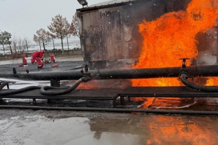 Diyarbakır'da ham petrol havuzunda yangın