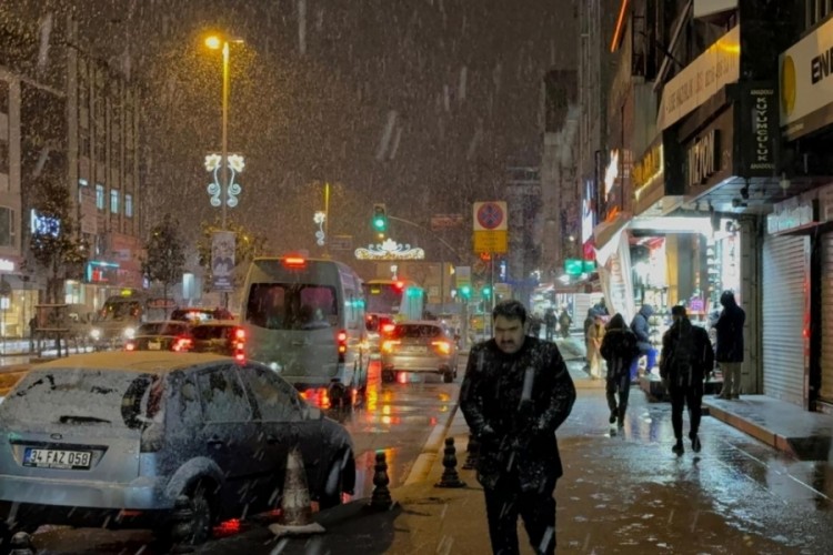 İstanbul'da kar yağışı aralıklarla etkili oluyor