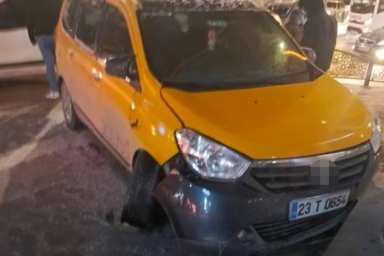 Elazığ'da alkoll&uuml; şahıs &ccedil;aldığı ara&ccedil;la kaza yaptı