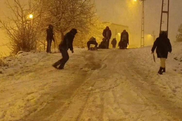 İstanbul'da kar sonrası sokaklar oyun alanına d&ouml;nd&uuml;
