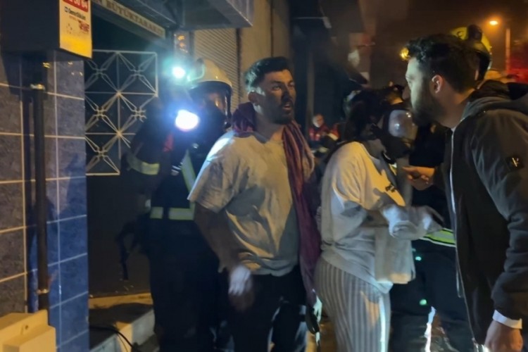 Depoda &ccedil;ıkan yangın apartmana sı&ccedil;radı: 2 kişi dumandan etkilendi