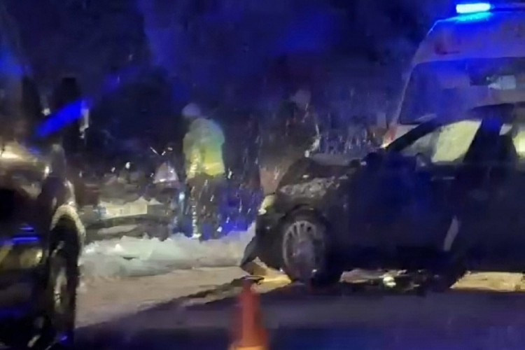 Karlı yolda kayan otomobil karşı şeritten gelen ara&ccedil;la &ccedil;arpıştı: 6 yaralı
