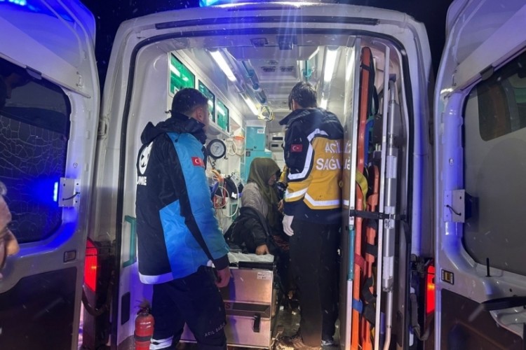 Karlı yollar aşıldı, hasta kadın kurtarıldı