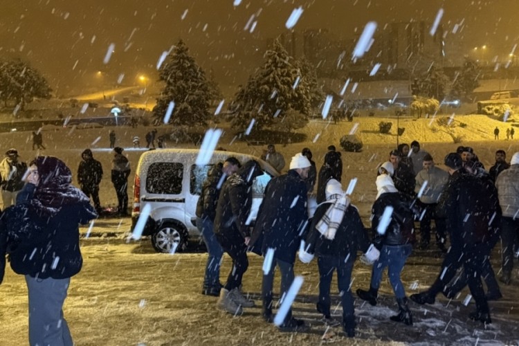 Kar yağışını horon ve halay oynayarak karşıladılar