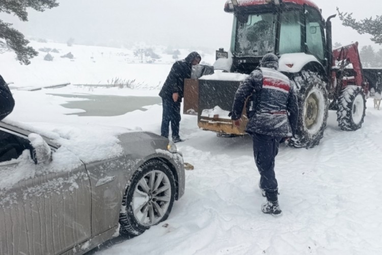 Sakarya'da kar nedeniyle yaylada mahsur kalan 15 araç kurtarıldı 