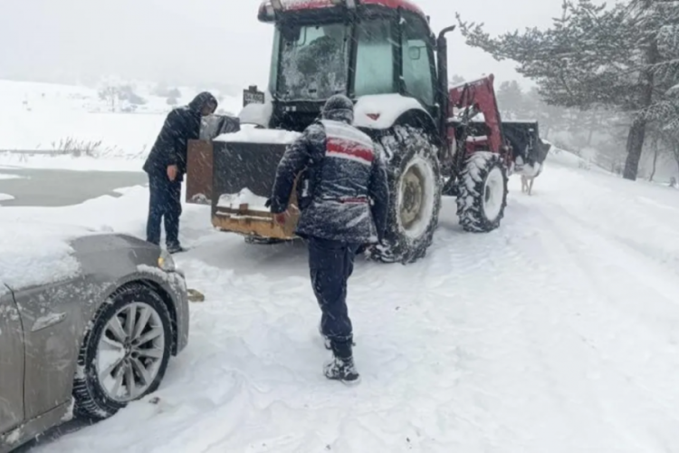 Sakarya'da kar bastırdı! &Ccedil;ok sayıda ara&ccedil; yolda mahsur kaldı