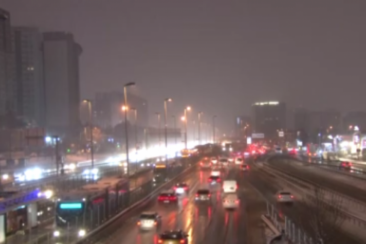Kar etkisi: Trafik yoğunluğu y&uuml;zde 81'e &ccedil;ıktı
