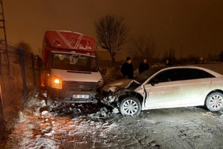 Otomobil kamyonetle kafa kafaya &ccedil;arpıştı