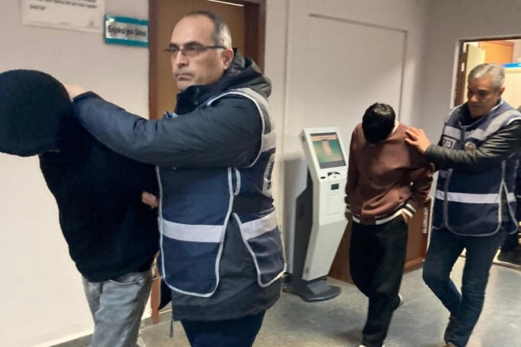 &Ccedil;aldıkları motosikleti par&ccedil;alarken yakalanan 2 kişi tutuklandı