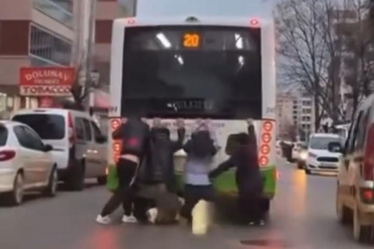 Bursa'da trafikte &ouml;l&uuml;mle dans: Otob&uuml;s&uuml;n arkasında asılı gittiler!