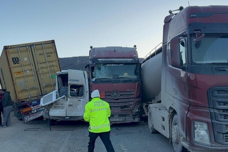 Sabah saatlerinde korkutan kaza: 11 ara&ccedil; birbirine girdi