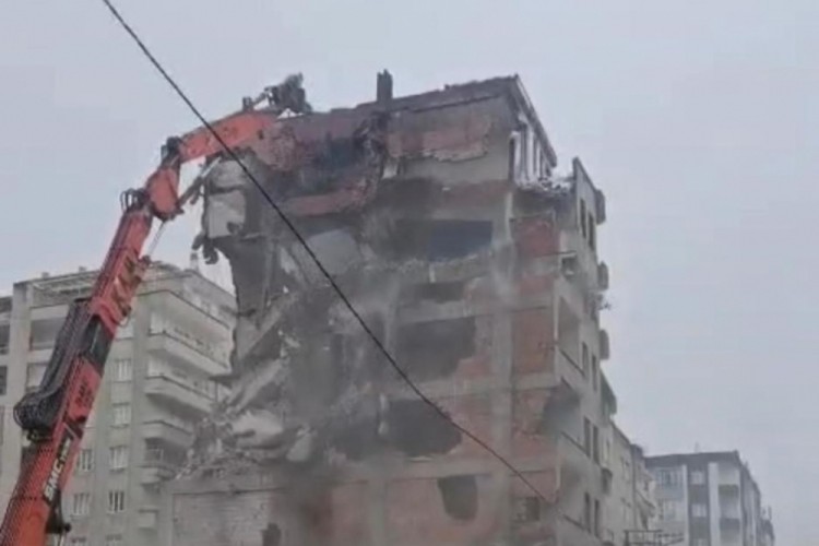 6 Şubat'ta ağır hasar almıştı: 30 saniye i&ccedil;inde toz oldu...