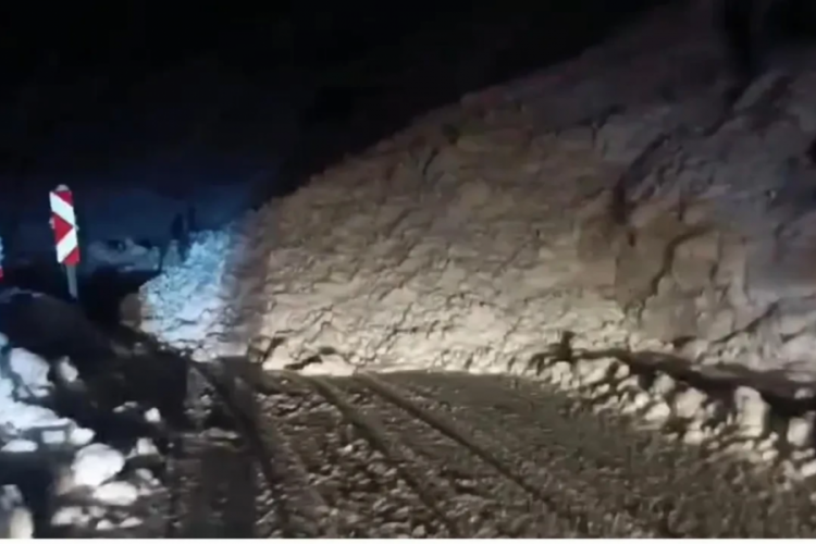 Korku dolu anlar! Ulaşım yoluna &ccedil;ığ d&uuml;şt&uuml;, karayolu 2 saat ulaşıma kapandı