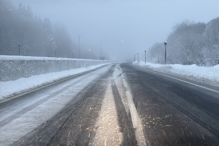 Bolu Dağı ge&ccedil;işinde kar ve hafif sis etkili oluyor