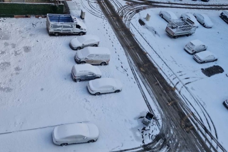 Diyarbakır'da kar nedeniyle u&ccedil;uşlar iptal edildi