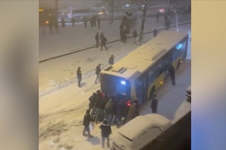 Yokuşta kalan otob&uuml;s&uuml; vatandaşlar kurtardı