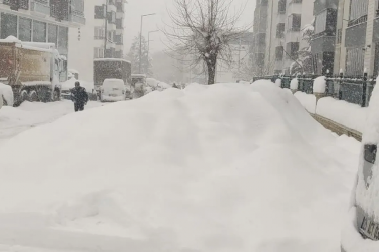 Arabalar kar altında kaldı! Gece g&uuml;nd&uuml;z yağıyor, esnaf kepenk a&ccedil;amıyor