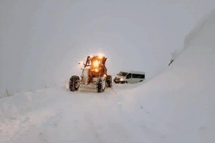 Kar ve tipiden 503 k&ouml;y yolu ulaşıma kapandı