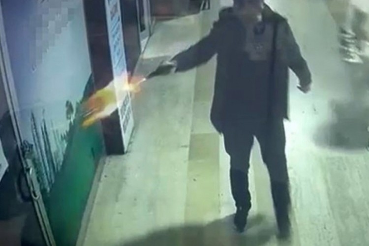 Pasajın i&ccedil;indeki iş yerini kurşunladı