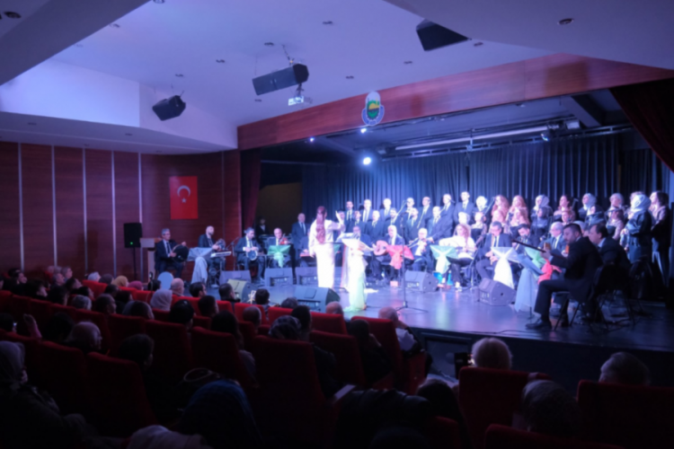 İneg&ouml;l Belediyesi TSM korosundan kulakların pasını silen konser