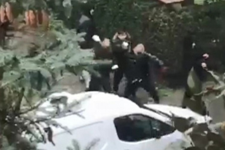 &Ccedil;ocuklar ara&ccedil;lara kartopu fırlattı, taksici kayıtsız kalmadı